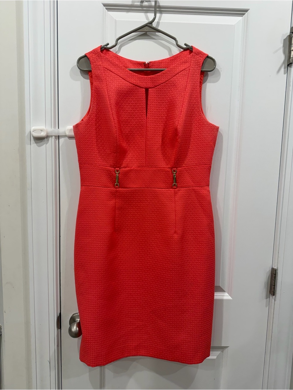 Tahari Arthur S Levine Sleeveless Coral Sheath Dress Gold Detail Size 10 EUC